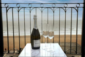 Air Maison - Seafront Flat Private - Roof Terrace with Parking